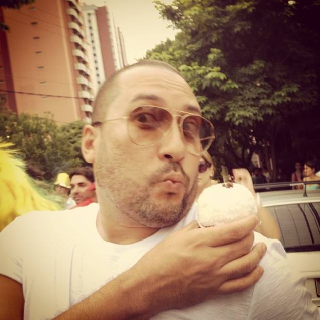 Beijinho no ombro, a fantasia mais popular do Carnaval. Neste clique de @ricardolsr, o moço segura um doce (beijinho) Beijinho no ombro, a fantasia mais popular do Carnaval. Neste clique de @ricardolsr, o moço segura um doce (beijinho)