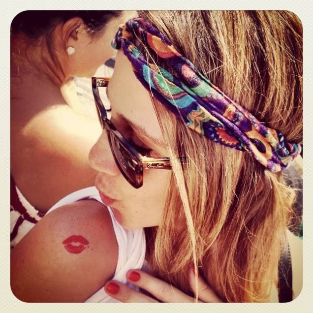 A usuária @thecarrino postou foto com a fantasia "beijinho no ombro" A usuária @thecarrino postou foto com a fantasia "beijinho no ombro"