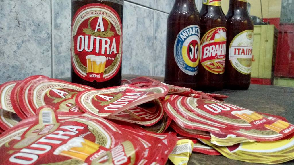 Polícia fecha adega que trocava rótulos de garrafas de cerveja