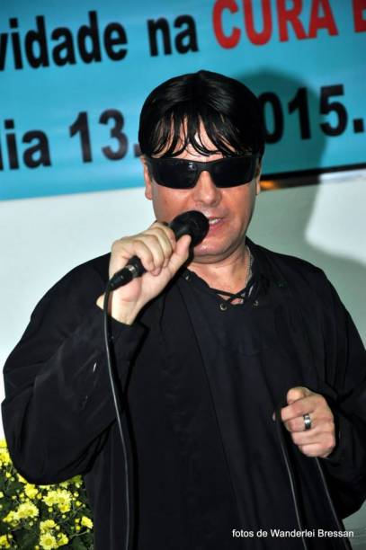 O m&eacute;dium Rog&eacute;rio H. Leite canta um sucesso de Raul Seixas no lan&ccedil;amento de "Metamorfose da Alma", uma "autobiografia psicografada", no Recanto de Luz Irm&atilde; Scheilla, em Ribeir&atilde;o Pires, em 21 de fevereiro