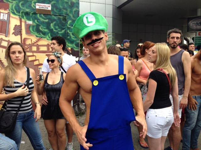 Rapaz fantasiado de Luigi, dos irm&atilde;os Mario, em blco da Vila Madalena