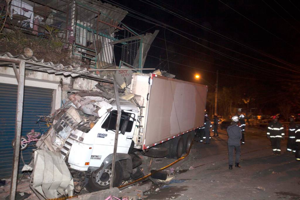 Caminhão desgovernado mata um adolescente e fere nove na Zona Norte