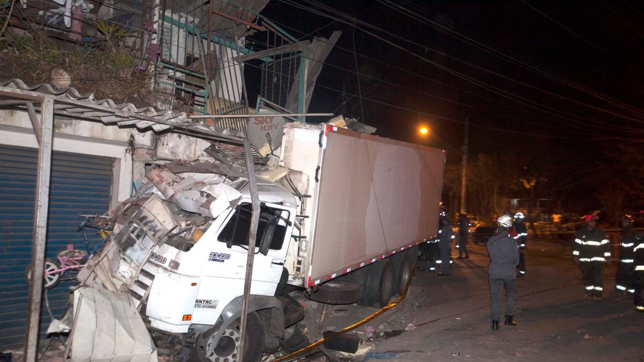 caminhao desgovernado mata adolescente na avenida Santa Ines