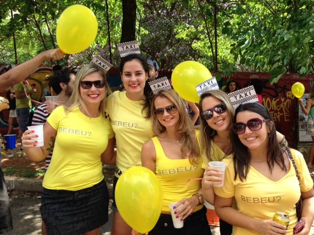 Confraria do Pasmado: grupo de amigas compartilha fantasia "Bebeu? Chame t&aacute;xi"