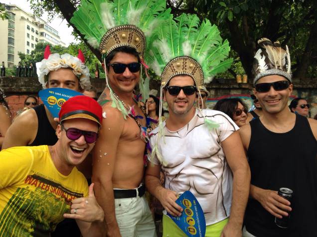 Amigos se vestem de &iacute;ndios no Carnaval do Baixo Augusta