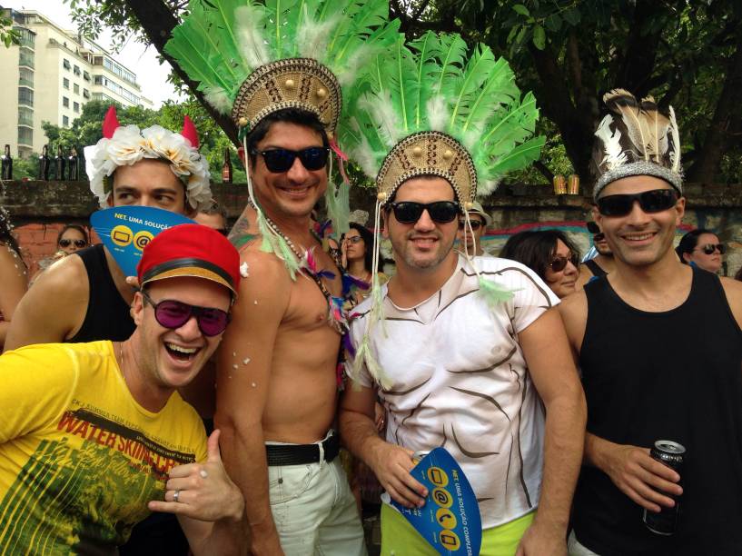 Amigos se vestem de &iacute;ndios no Carnaval do Baixo Augusta