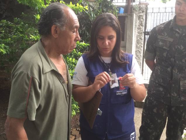 Augusto Bernal recebe instruções para reconhecer o mosquito da dengue Augusto Bernal recebe instruções para reconhecer o mosquito da dengue