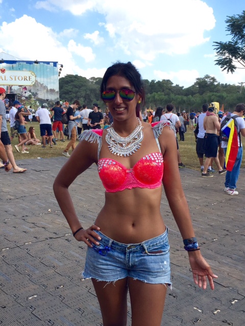 Suti&atilde; ou biqu&iacute;ni? As meninas no Tomorrowland apostam em adere&ccedil;os para curtir a festa em Itu
