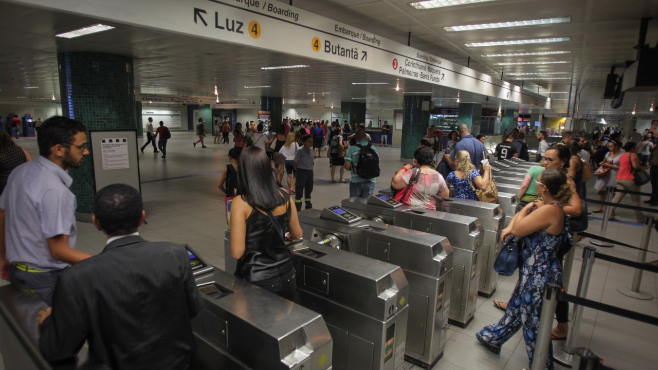 Imagem mostra catraca do metrô República
