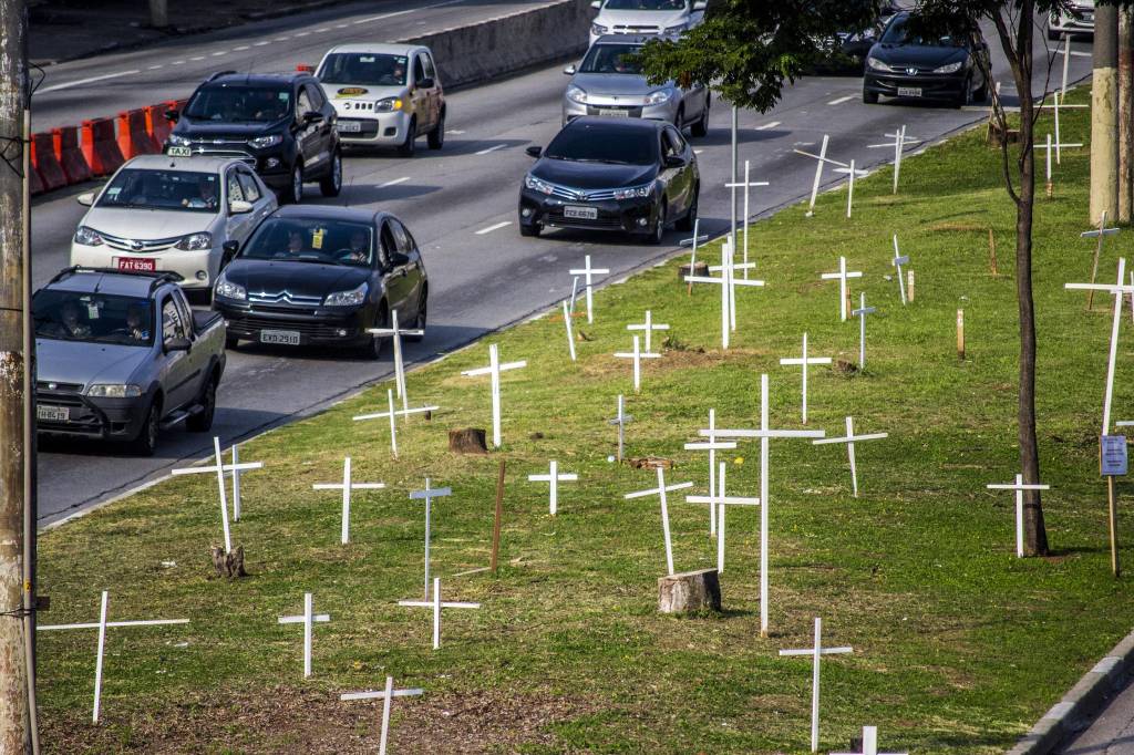 Grupo protesta contra obra que removeu árvores na Radial Leste