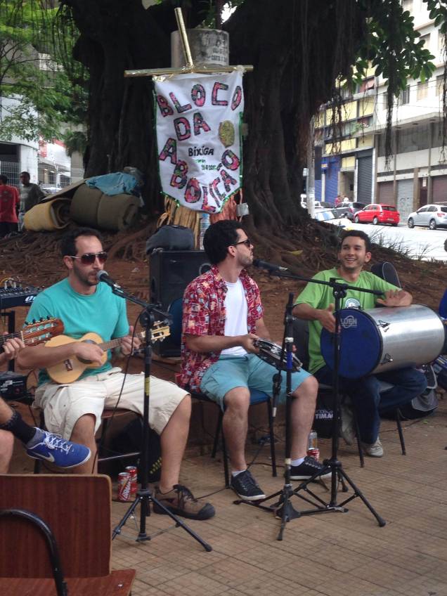Banda diverte foliões na concentração do Bloco da Abolição Banda diverte foliões na concentração do Bloco da Abolição
