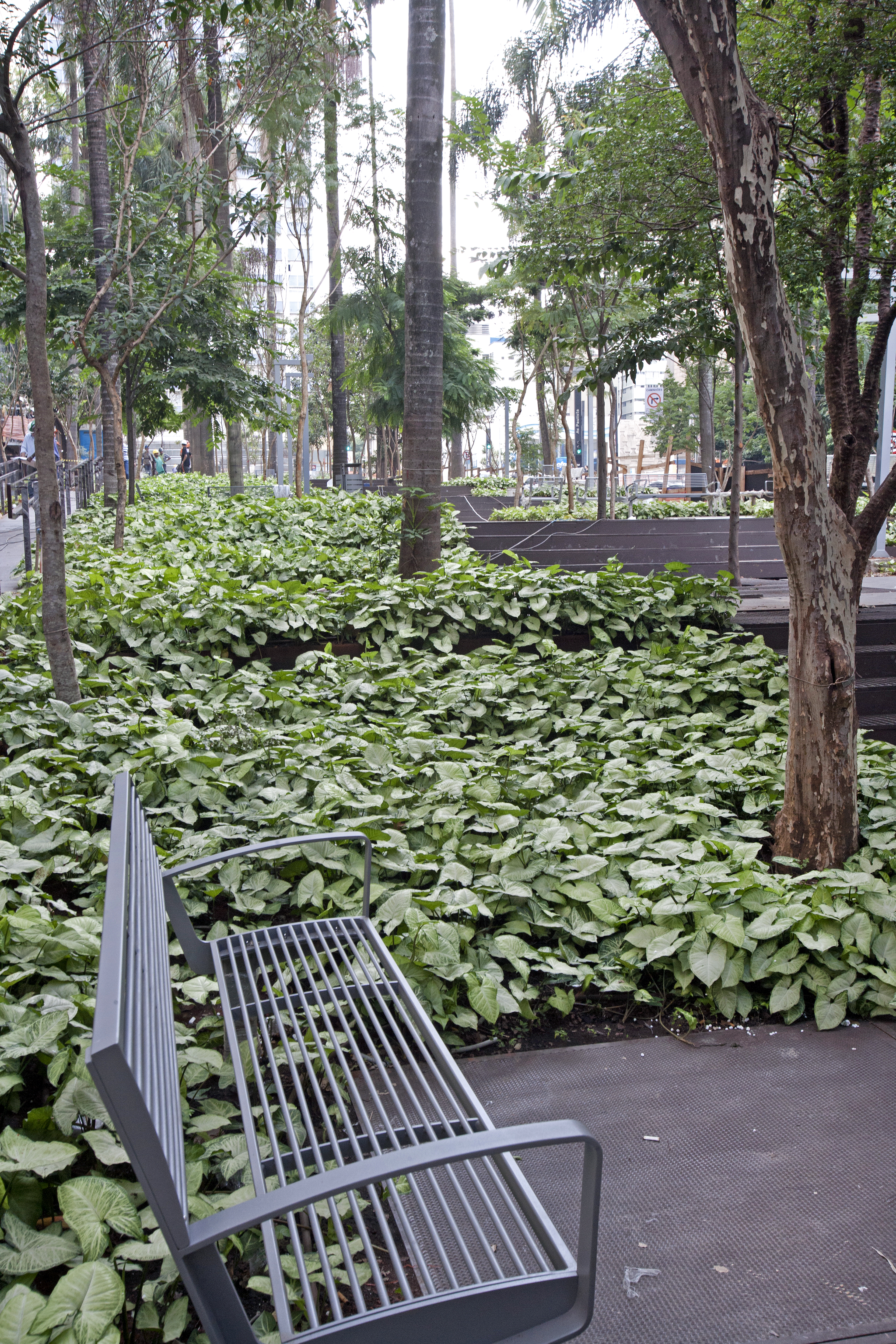 	Pra&ccedil;a p&uacute;blica do shopping possui 2 400 metros quadrados e conta com a conserva&ccedil;&atilde;o de sessenta &aacute;rvores nativas