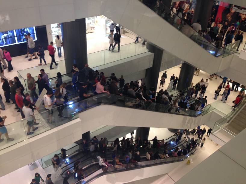 O shopping tem 160 lojas, pra&ccedil;a de alimenta&ccedil;&atilde;o, cinema e teatro.