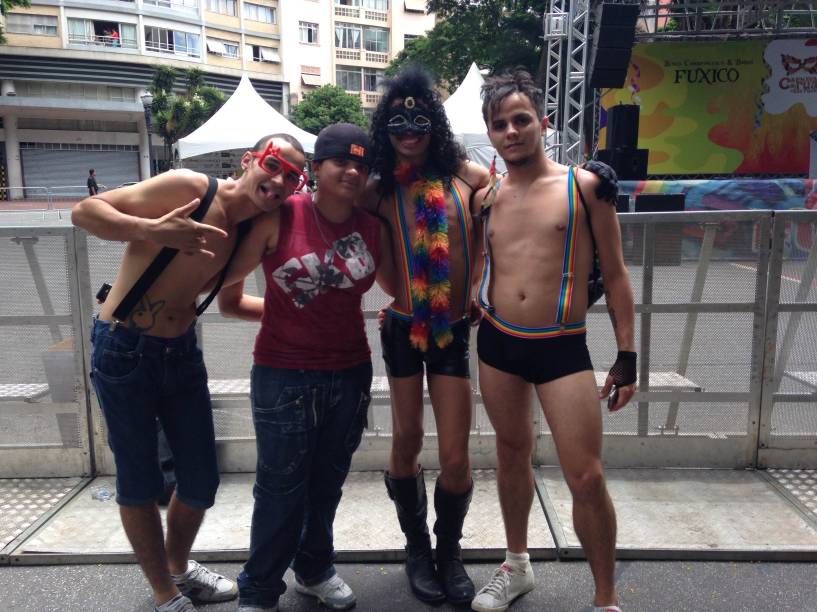 Foli&otilde;es se divertem no ainda vazio Largo do Arouche, por volta do meio-dia deste domingo (23)
