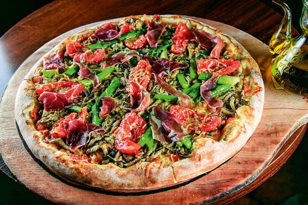 Trent’anni: combinação de cogumelos shimeji e shiitake refogados, tomate sem pele pré-assado, presunto cru, aspargo, parmesão e azeite trufado Trent’anni: combinação de cogumelos shimeji e shiitake refogados, tomate sem pele pré-assado, presunto cru, aspargo, parmesão e azeite trufado