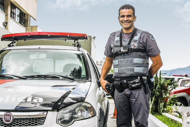 Sargento da PM soma mais de 90 000 fãs no Facebook