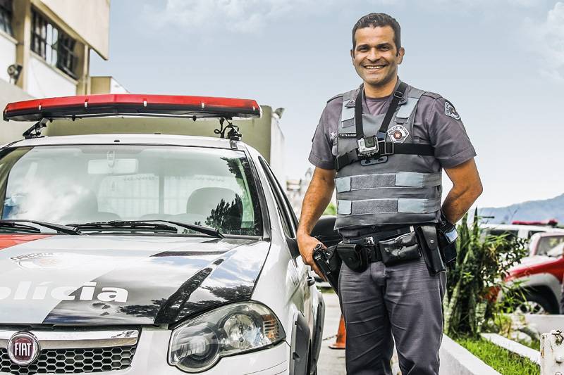 Sargento da PM soma mais de 90 000 fãs no Facebook