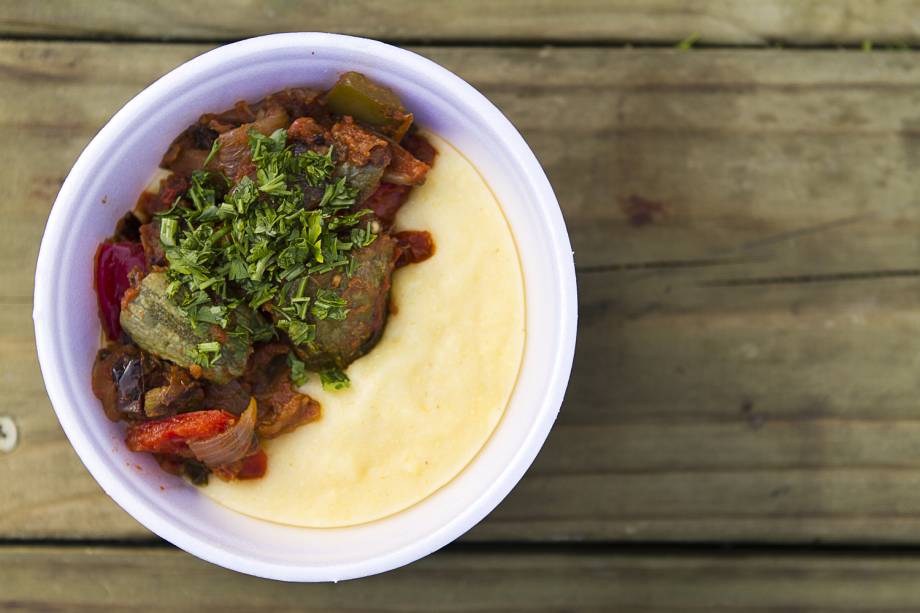 	La Polenta serve vers&atilde;o vegana de polenta com ratatouille de segunda e quarta