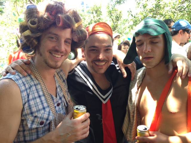 Amigos fantasiados de personagens da s&eacute;rie <em>Chaves</em> no bloco Bangalafumenga