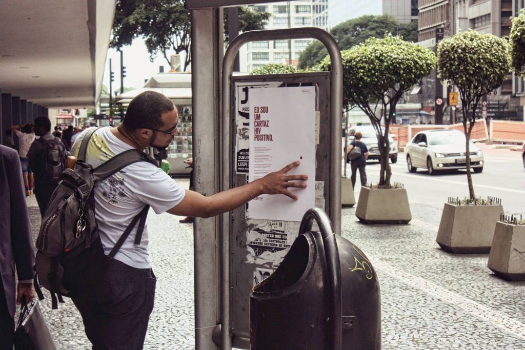 ONG cria “cartaz HIV Positivo” para combater preconceito