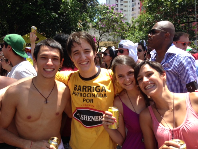 Marcelo e Luli (ao centro), do Equador, com os amigos paulistanos Caio e Carol no bloco Bangalafumenga