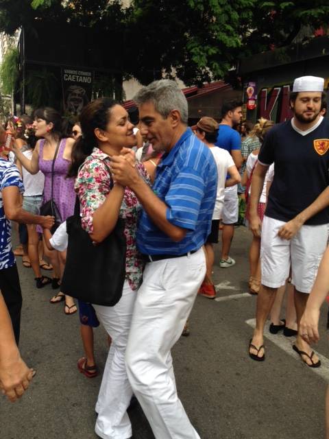 Casal dan&ccedil;a ao som de Caetano no bloco Tarado Ni Voc&ecirc;, na Avenida S&atilde;o Jo&atilde;o