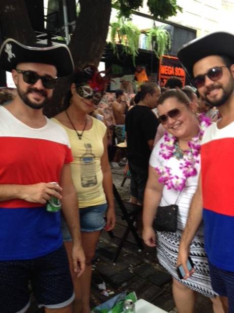 	Os amigos Nilton, Andreia, Fernanda e Lucas pulam Carnaval com o bloquinho Tarado Ni Voc&ecirc;
