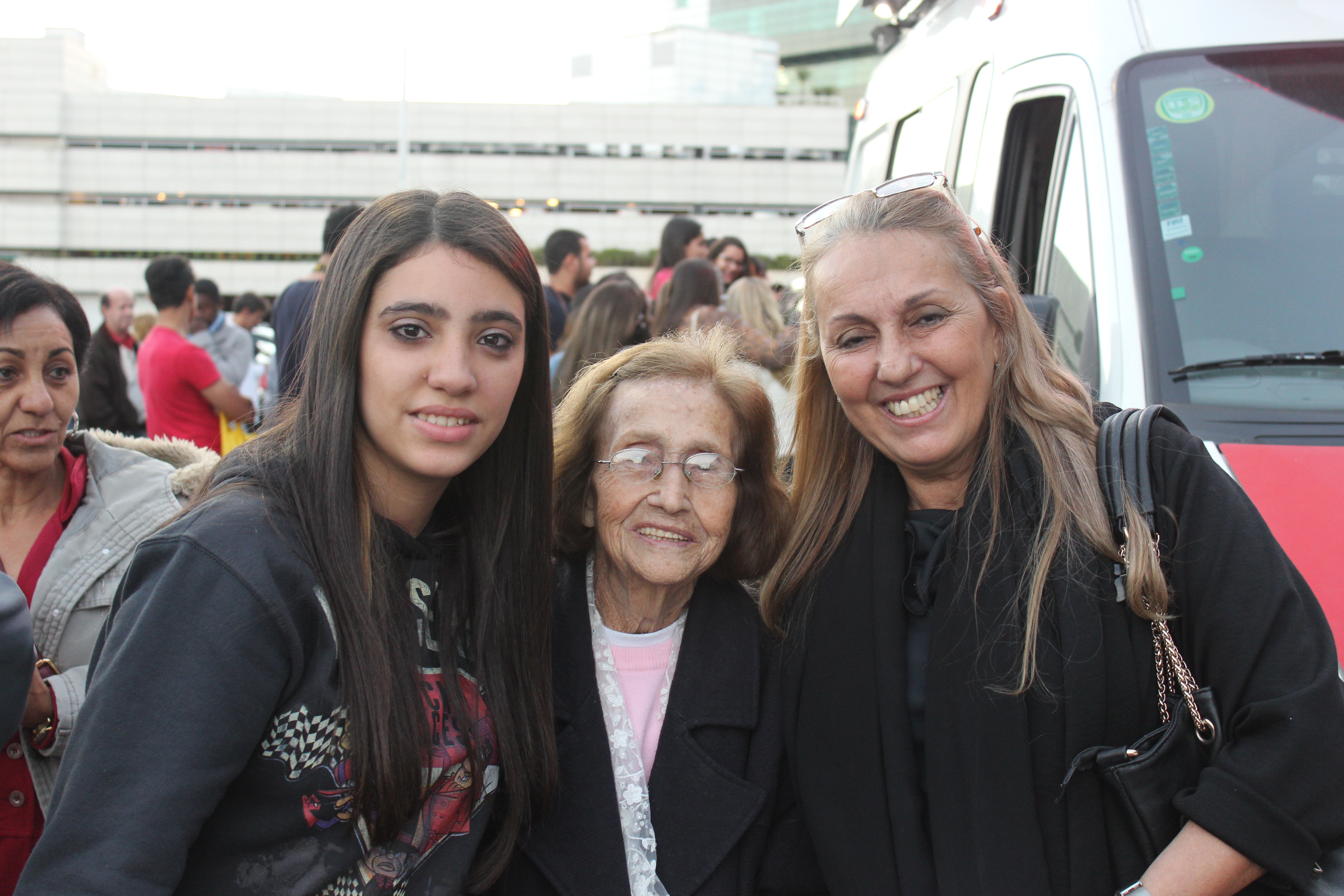 	Rose Reche, &agrave; direita, passou a noite na fila com a m&atilde;e de 89 anos, dona Maria