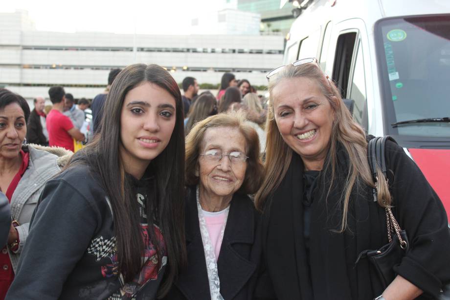 	Rose Reche, &agrave; direita, passou a noite na fila com a m&atilde;e de 89 anos, dona Maria