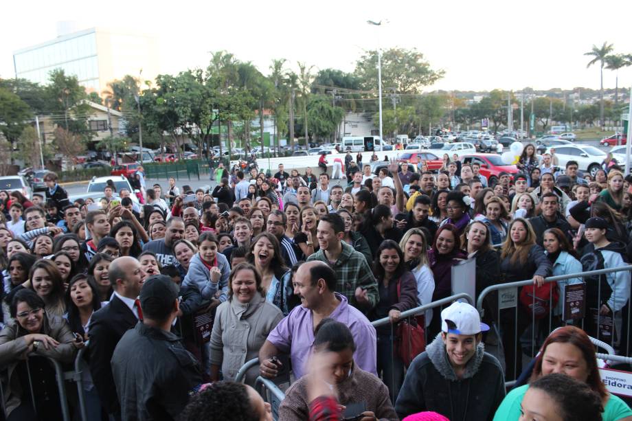 	A multid&atilde;o do lado de fora