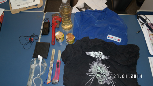 Dois estiletes, uma camiseta e um uniforme encontrados na mochila apreendida de Fabrício Chaves, segundo a SSP Dois estiletes, uma camiseta e um uniforme encontrados na mochila apreendida de Fabrício Chaves, segundo a SSP