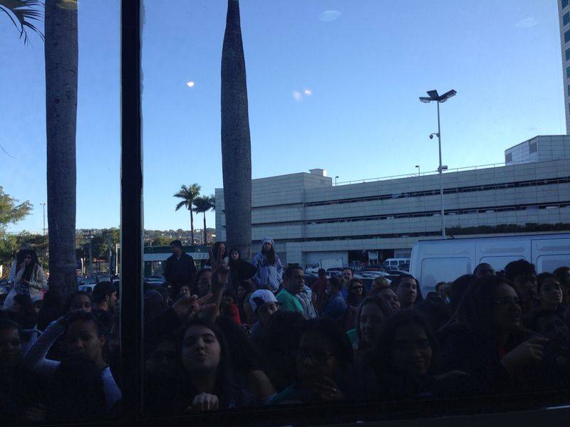 Multid&atilde;o do lado de fora do shopping. Nem todos conseguiram entrar