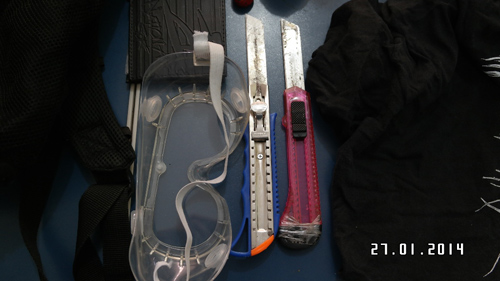 Detalhes dos estiletes, com o qual o jovem teria tentado atingir os policiais, segundo a SSP, e um óculos de proteção Detalhes dos estiletes, com o qual o jovem teria tentado atingir os policiais, segundo a SSP, e um óculos de proteção