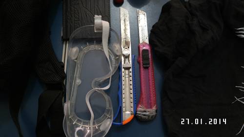 Detalhes dos estiletes, com o qual o jovem teria tentado atingir os policiais, segundo a SSP, e um &oacute;culos de prote&ccedil;&atilde;o&nbsp;
