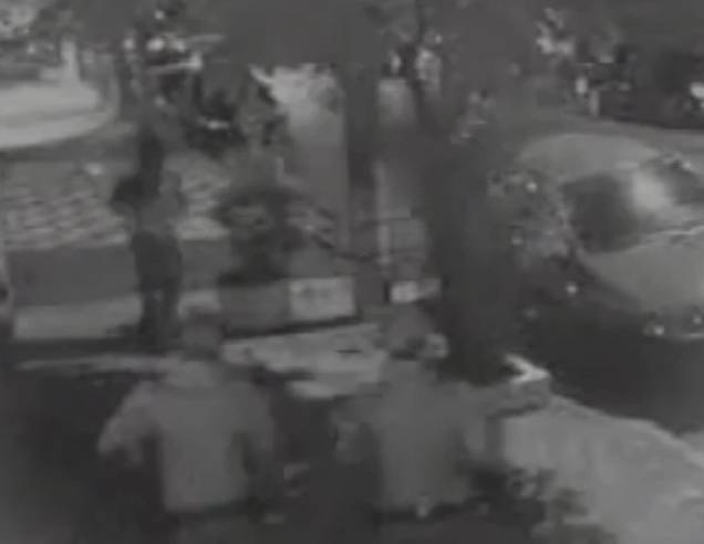 Câmera de segurança flagra momento em que jovem é seguido por policiais Câmera de segurança flagra momento em que jovem é seguido por policiais