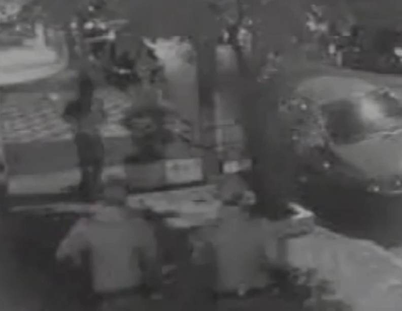 C&acirc;mera de seguran&ccedil;a flagra momento em que jovem &eacute; seguido por policiais