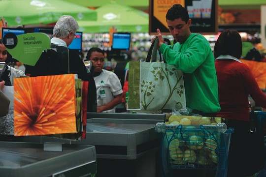 Prefeitura vai à justiça contra cobrança por sacolinha plástica