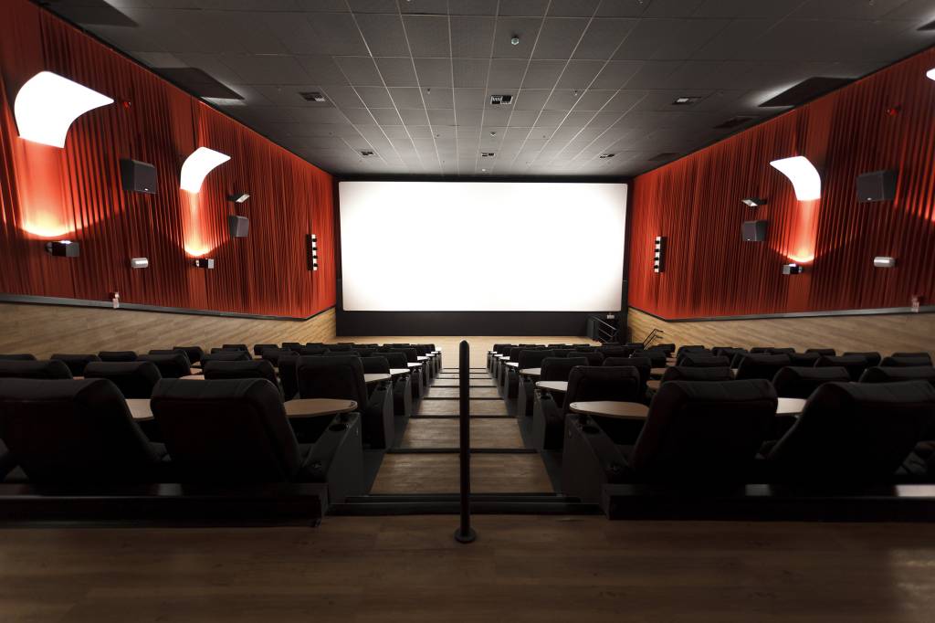 Como usar o cartão de crédito para pagar menos em cinema, teatro e shows
