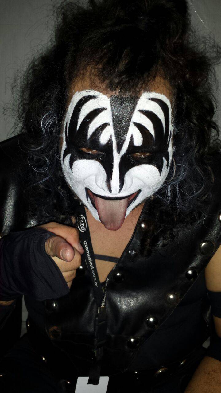 Sósia de Gene Simmons chama atenção no Monsters of Rock