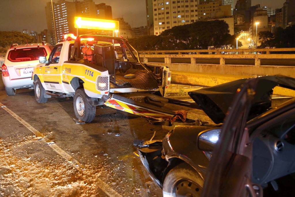 Agente da CET foi atropelado nesta madrugada de domingo (26)