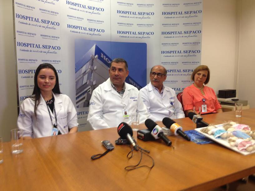 Parte da equipe m&eacute;dica respons&aacute;vel pelo parto e pelo acompanhamento dos qu&iacute;ntuplos: a pediatra Emanuele Figueira, os coordenadores do departamento de ginecologis Carlos Del Roy e Raimundo Nunes e a superintendente operacional Luci Usberco