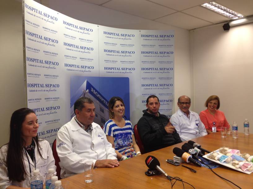 Os pais dos beb&ecirc;s, Karina Barreiras e Jo&atilde;o Biagi J&uacute;nior, com os m&eacute;dicos
