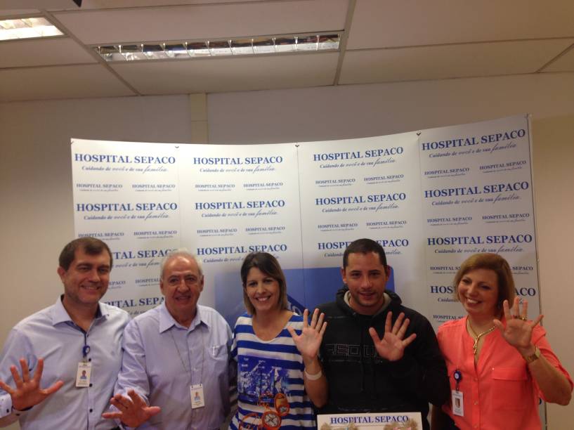 Pais posam com o diretor cl&iacute;nico do hospital, Linus Pauling Fascina, o superintendente geral Rafael Parri e a superintendente operacional Luci Usberco