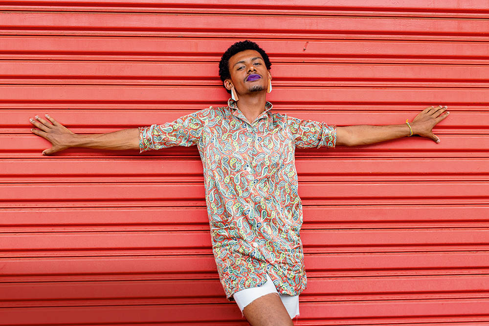 Artistas transgêneros e andróginos renovam cena musical da cidade