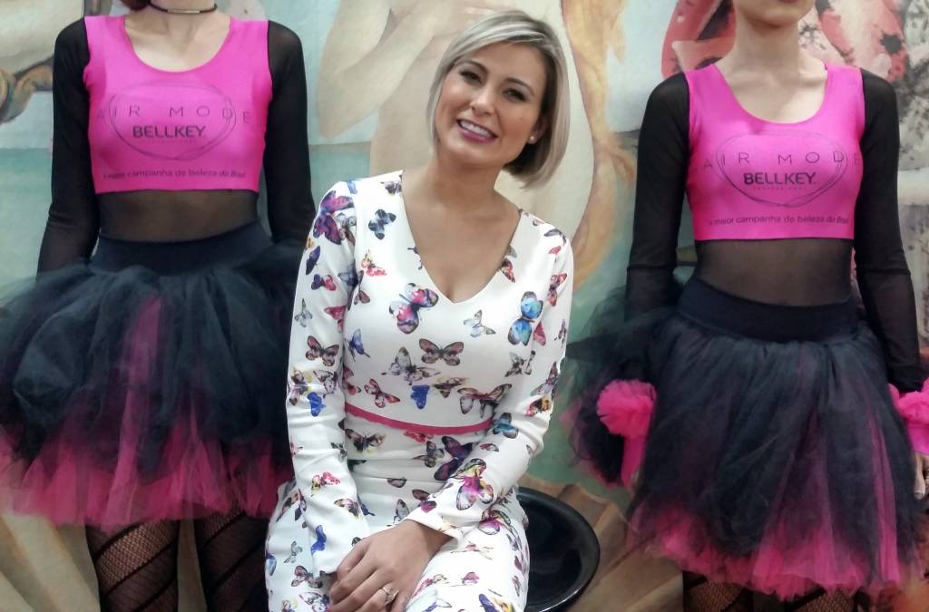 Andressa Urach muda o visual e fica morena