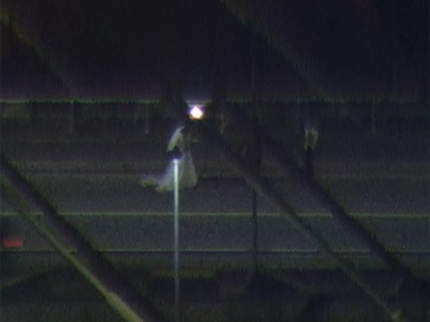 Noiva se arrisca ao posar para fotos na Ponte Estaiada