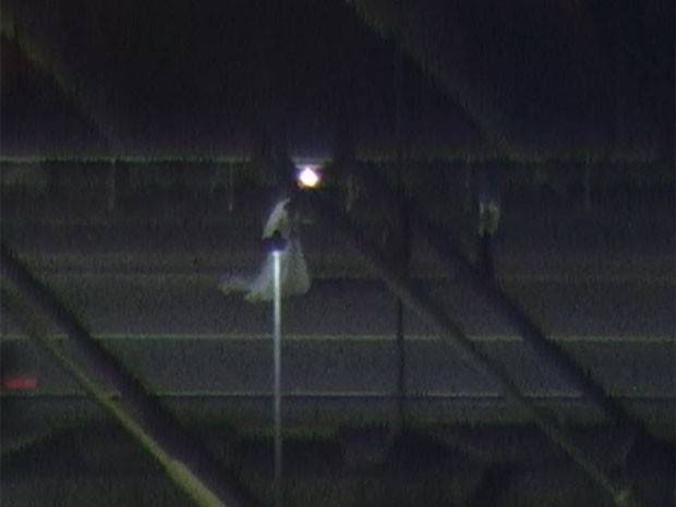 Noiva se arrisca ao posar para fotos na Ponte Estaiada