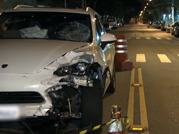 Porsche bate em cinco carros e atropela motociclista na Mooca