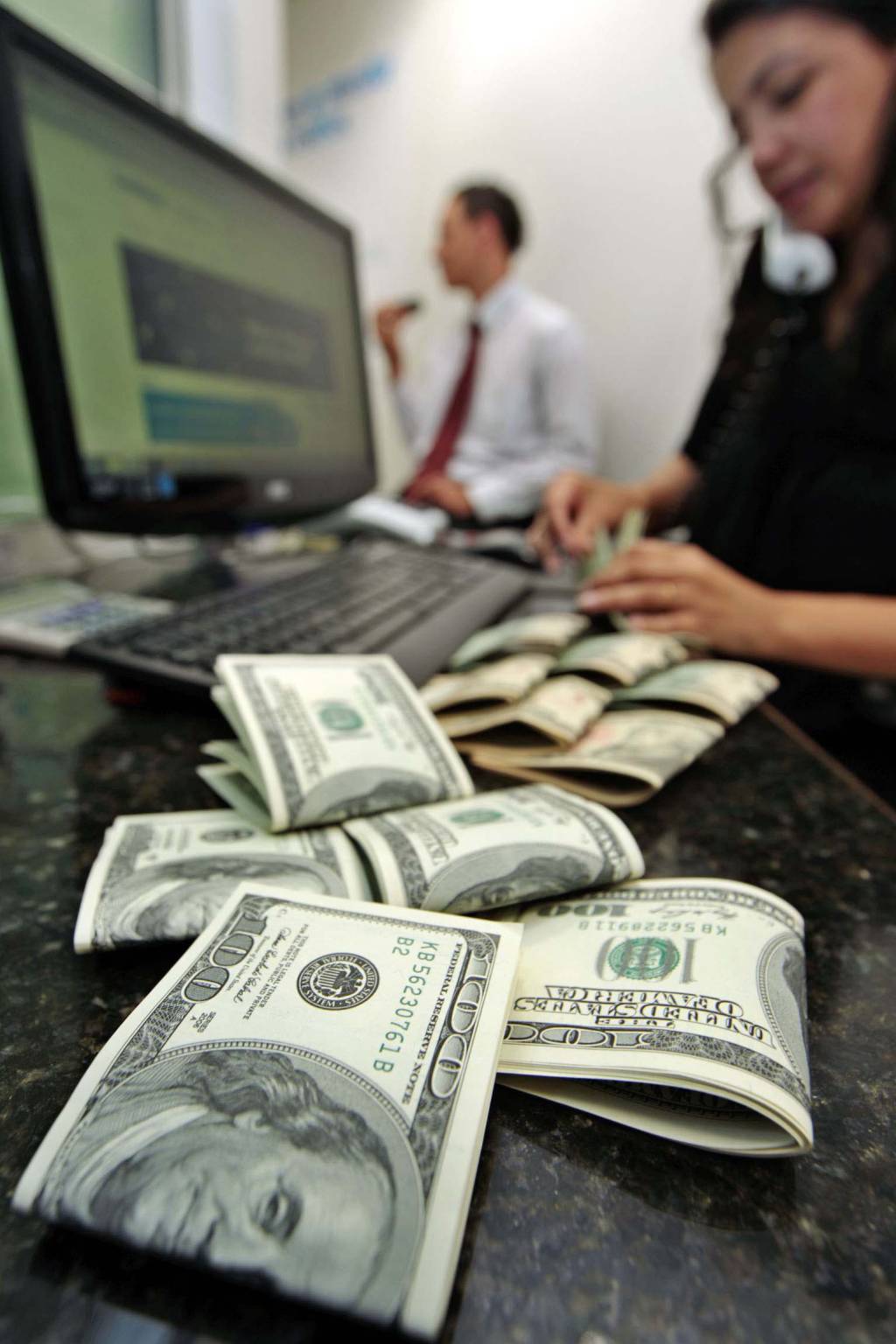 Dólar sofre queda pelo terceiro dia seguido e fecha a 3,01 reais