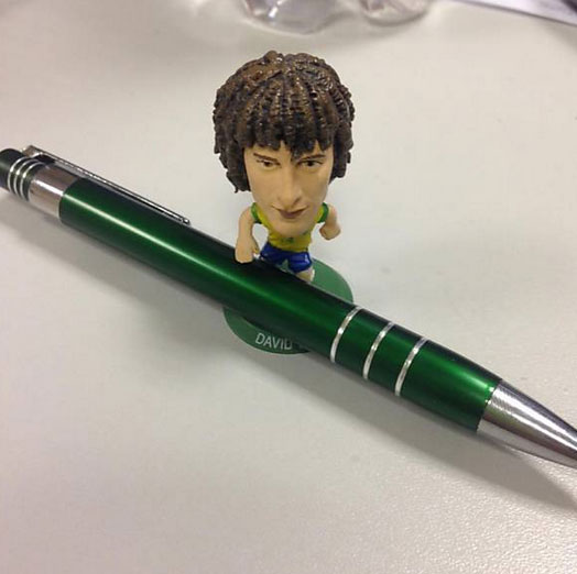 Internautas brincam com as “canetas” em David Luiz Internautas brincam com as “canetas” em David Luiz
